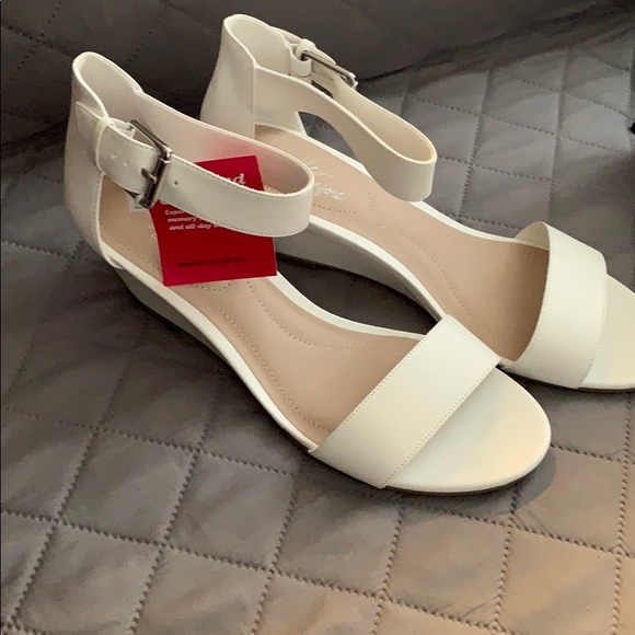 Shoes - Cute white wedges